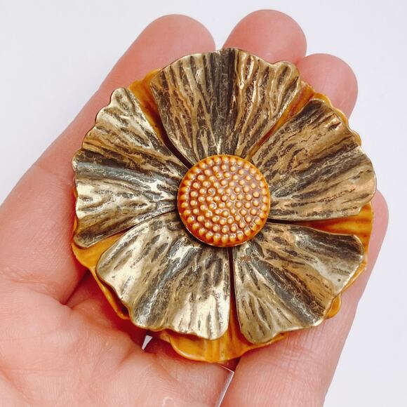 VTG 1960s Brooch Enamel Flower Layered Mid Century Floral Gold Tone Pin - Picture 2 of 8